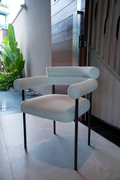 Rivius Cylanna – Ghế Vải Bouclé Tựa Tròn Tay Cuộn