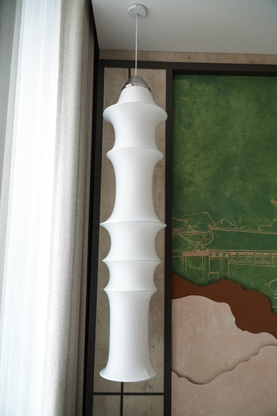 Rivius Vortelle – Đèn Trần Treo Vải Xoắn Dáng Cột Nghệ Thuật