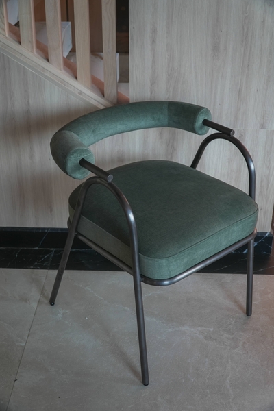 Rivius Verde – Ghế Vải Với Tựa Cuộn Khung Kim Loại