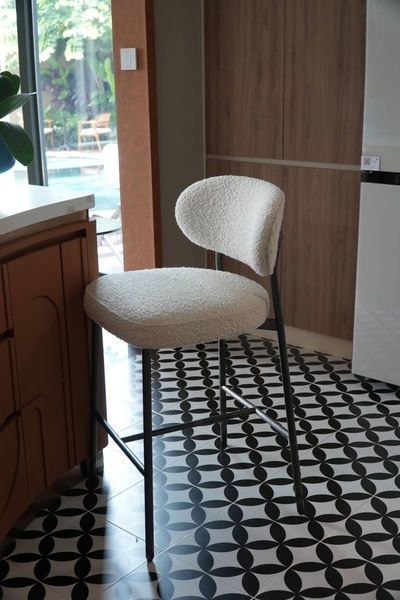 Rivius Waffina – Ghế Bar Vải Bouclé Tựa Tròn Hiện Đại