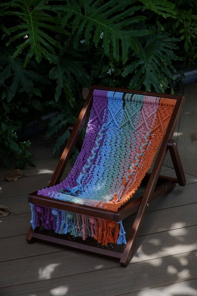 Rivius Prisma – Ghế Macrame Gỗ Gấp Đan Thủ Công Sắc Cầu Vồng Cỡ Nhỏ