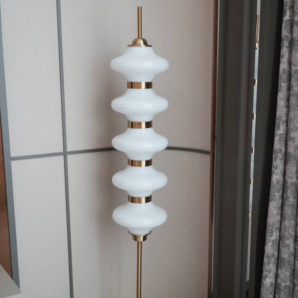 Rivius Varo – Đèn Sàn Điêu Khắc Ánh Sáng Xếp Tầng