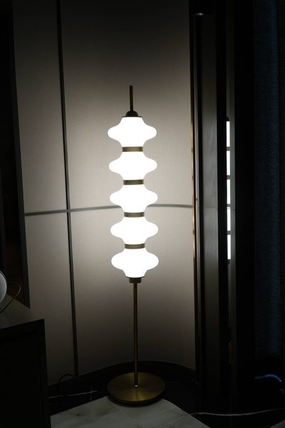 Rivius Varo – Đèn Sàn Điêu Khắc Ánh Sáng Xếp Tầng