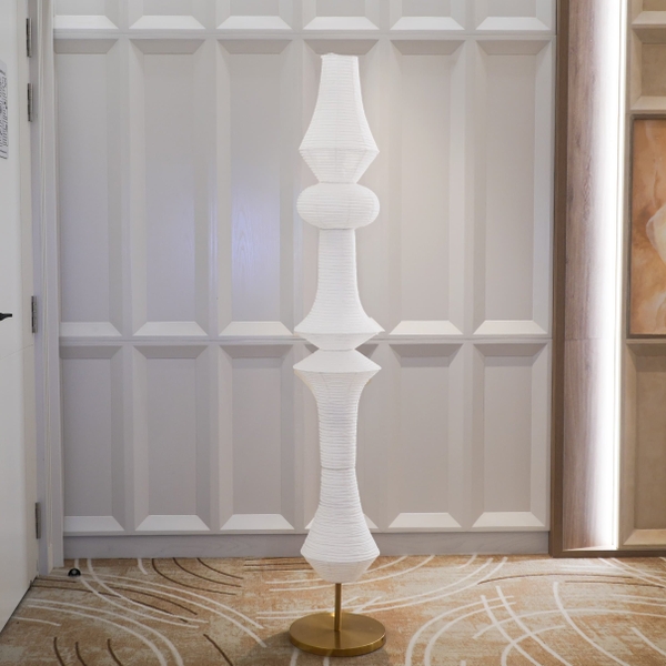 Rivius Virelle – Đèn Sàn Vải Trắng Dáng Cột Điêu Khắc