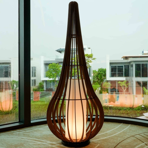 Rivius Rattan – Đèn Sàn Lồng Tre Uốn Cong Hai Bóng Ánh Vàng