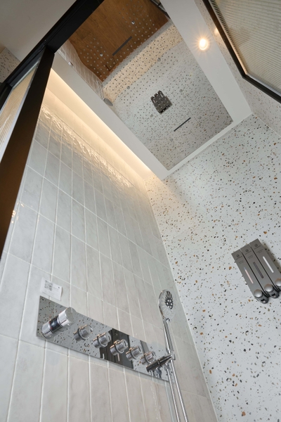 Rivius Aquanova – Bộ Vòi Sen Sắc Bạc Với Bảng Điều Khiển Hiện Đại