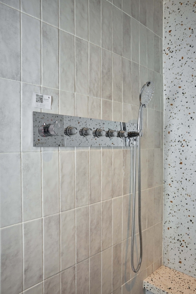 Rivius Aquanova – Bộ Vòi Sen Sắc Bạc Với Bảng Điều Khiển Hiện Đại