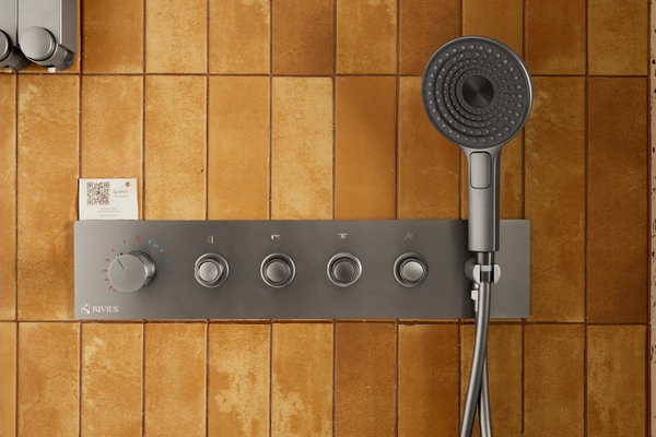 Rivius Aquanox – Bộ Vòi Sen Sắc Đen Với Bảng Điều Khiển Hiện Đại