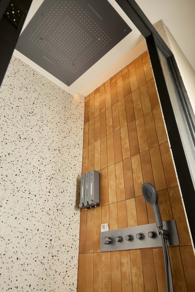 Rivius Aquanox – Bộ Vòi Sen Sắc Đen Với Bảng Điều Khiển Hiện Đại