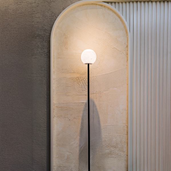 Rivius Orvyn – Đèn Sàn Thủy Tinh Cầu & Thân Đen Tối Giản