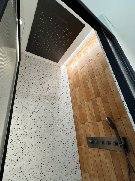 Rivius Aquanox – Bộ Vòi Sen Sắc Đen Với Bảng Điều Khiển Hiện Đại