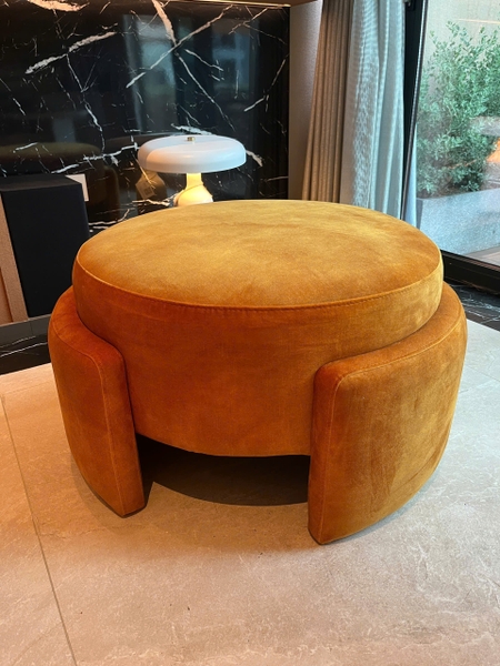 Rivius Amberound – Ghế Đôn Nhung Tròn Sculptural Màu Cam Đất