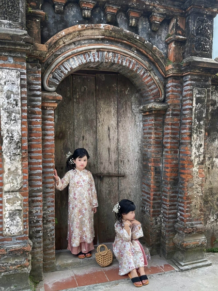 Set Áo Dài Kem Họa Tiết Hoa Kèm Cài