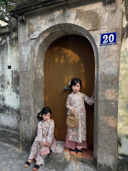 Set Áo Dài Kem Họa Tiết Hoa Kèm Cài