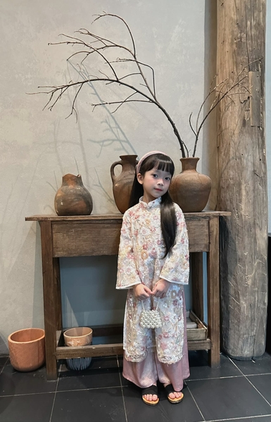 Set Áo Dài Kem Họa Tiết Hoa Kèm Cài