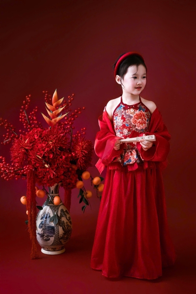 Set Dài Áo Yếm Họa Tiết Váy Đỏ Kèm Choàng
