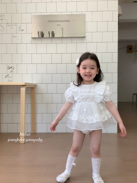 Suit Trắng Tay Bèo Kèm Vớ Jenny