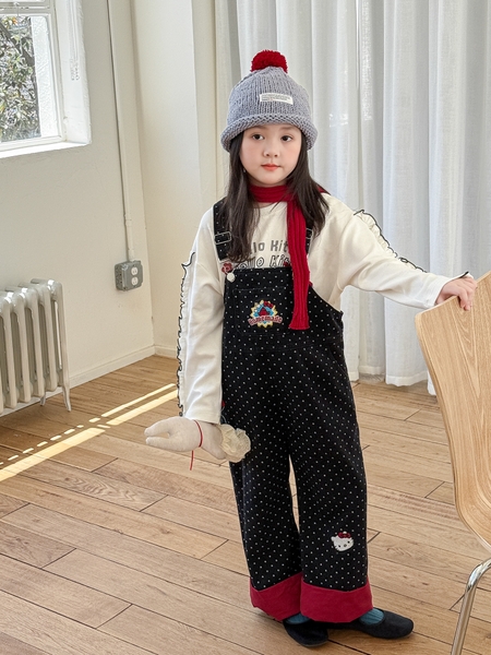 SD Áo Trắng+Quần Yếm Hellokitty Đen