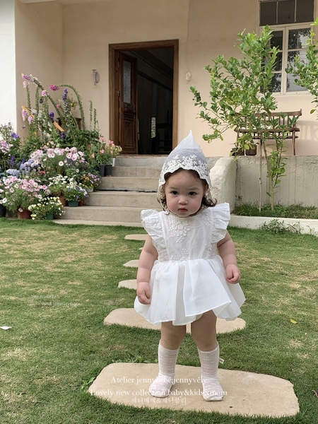 Suit Trắng Voan Kèm Nón Jenny