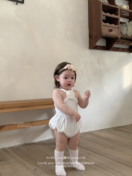 Suit Trắng Hoa Ngực Jenny