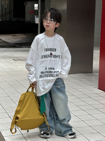 AD Trắng Chữ Younger AM
