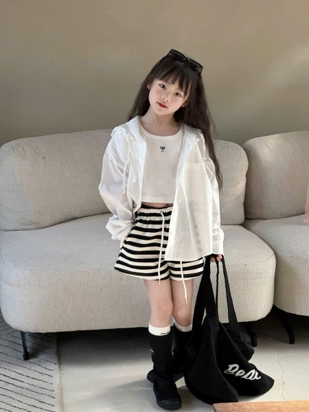 SN Áo Trắng Nơ Quần Kẻ Đen+Khoác YK