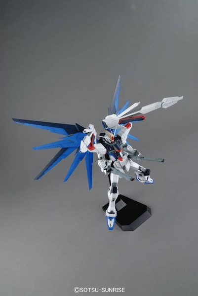 MG 1/100 FREEDOM GUNDAM Ver. 2.0