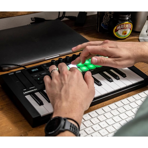 MIDI Controller Novation Launchkey Mini 25 MK4