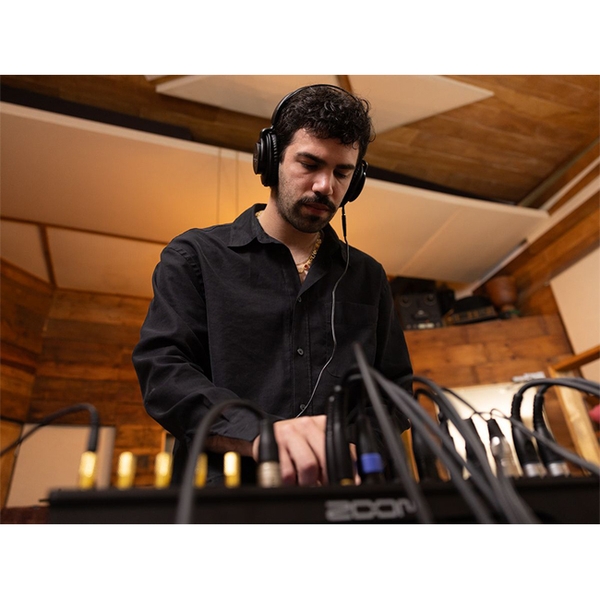 Mixer Zoom LiveTrak L12 next