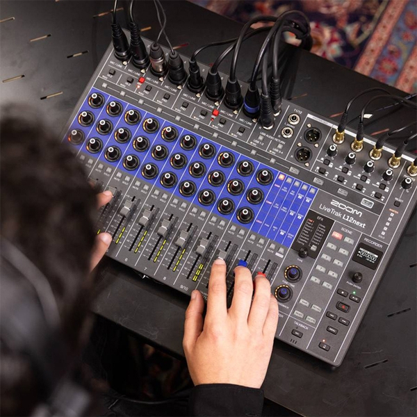 Mixer Zoom LiveTrak L12 next