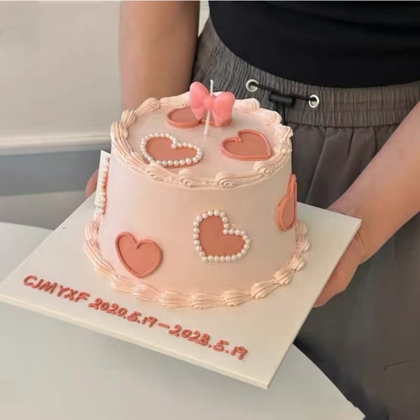 Vỉ 5 cây nến hình nơ màu hồng.