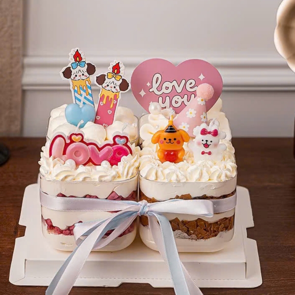 Vỉ 3 nến chó trắng đội nơ hồng.