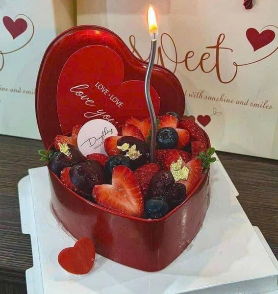 Set 5 hộp thiếc TRÁI TIM ĐỎ không nơ kt 12x11x4.5cm (kèm trái tim giấy decal).