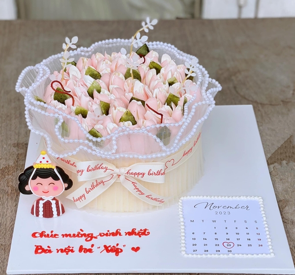 Tượng nhựa dẻo - cụ bà  đội mũ.