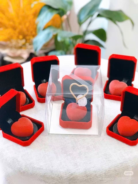 Hộp nhẫn nhung-đỏ đô kt 9x9x4cm (kèm đế nhựa).