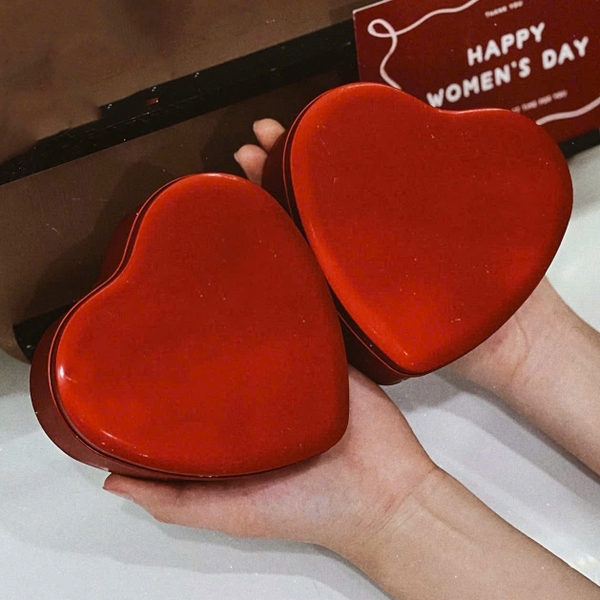 Set 5 hộp thiếc TRÁI TIM ĐỎ không nơ kt 12x11x4.5cm (kèm trái tim giấy decal).