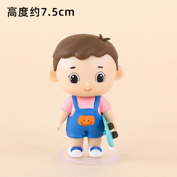 Em bé trai tóc NÂU cầm ván trượt (sứ).