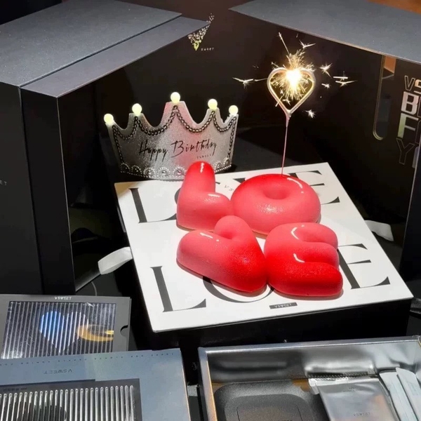 Khuôn silicon làm bánh mousse hình chữ LOVE.