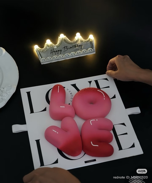 Khuôn silicon làm bánh mousse hình chữ LOVE.