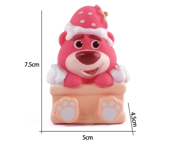 Tượng Gấu dâu (lotso) đội mũ ngồi giỏ.