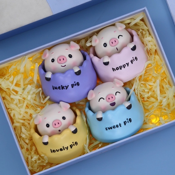 Set 4 tượng heo (lợn) sứ nằm giỏ có lò xo.