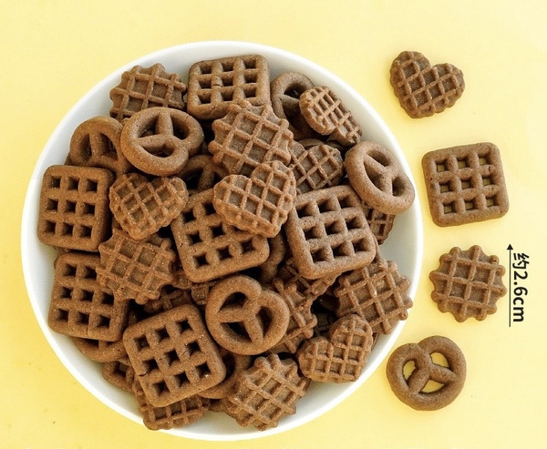 Bánh quy mix mẫu (vuông-tim-hoa) màu nâu (gói 180gam).