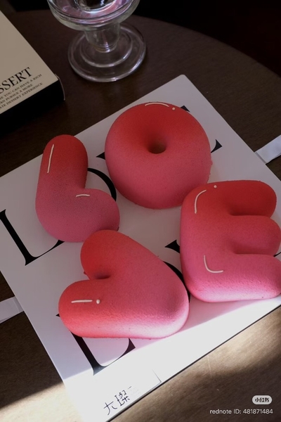 Khuôn silicon làm bánh mousse hình chữ LOVE.