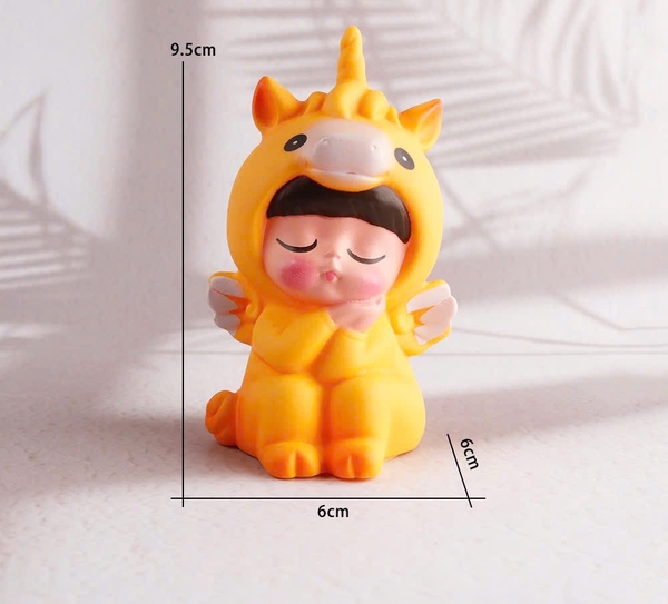 Tượng nhựa mềm -Ngựa vàng tay kề má.