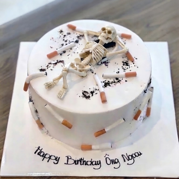 Set đất nặn - bộ xương và 9 điếu thuốc.