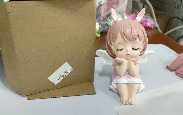 Tượng sứ-em  bé thiên thần tai thỏ màu hồng.