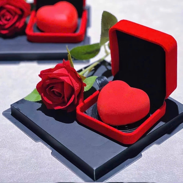 Hộp nhẫn nhung-đỏ đô kt 9x9x4cm (kèm đế nhựa).