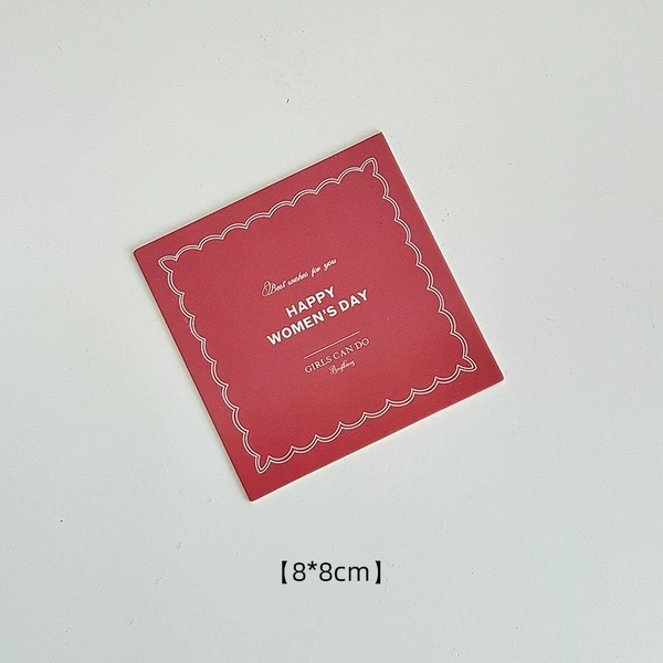 Set 50 bảng giấy vuông HAPPY WOMEN'S DAY kt 8cmx8cm-MÀU ĐỎ.