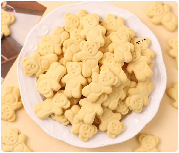 Bánh quy hình gấu đứng size to 3.6cm-MÀU KEM (hộp nhựa TO 200gam).