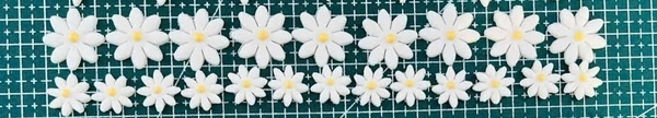 Hộp 100 gam bông hoa cúc kẹo đường mix size 1.8cm và 2.6cm (khoảng 200 bông).